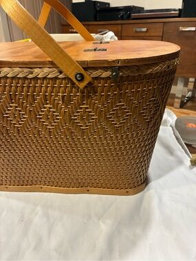 Red Man Wicker Woven Picnic Basket Insert Hinged Lid Large Swing Handles Woven